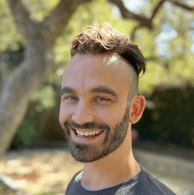 Ari Pritchard-Bell headshot